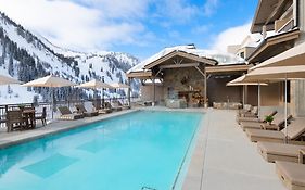 Alta Snowpine Lodge